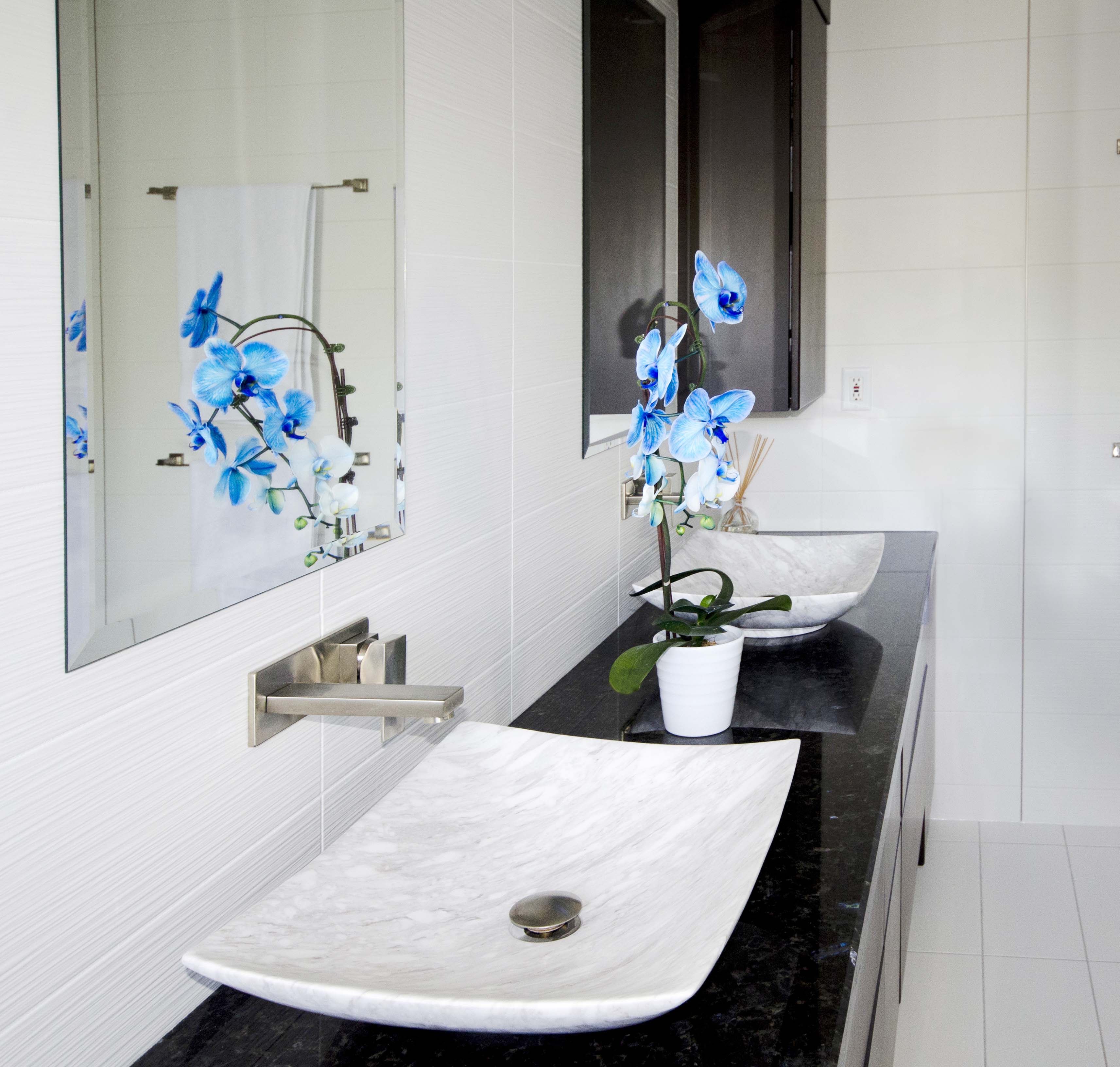 Classic ensuite with custom shower bench