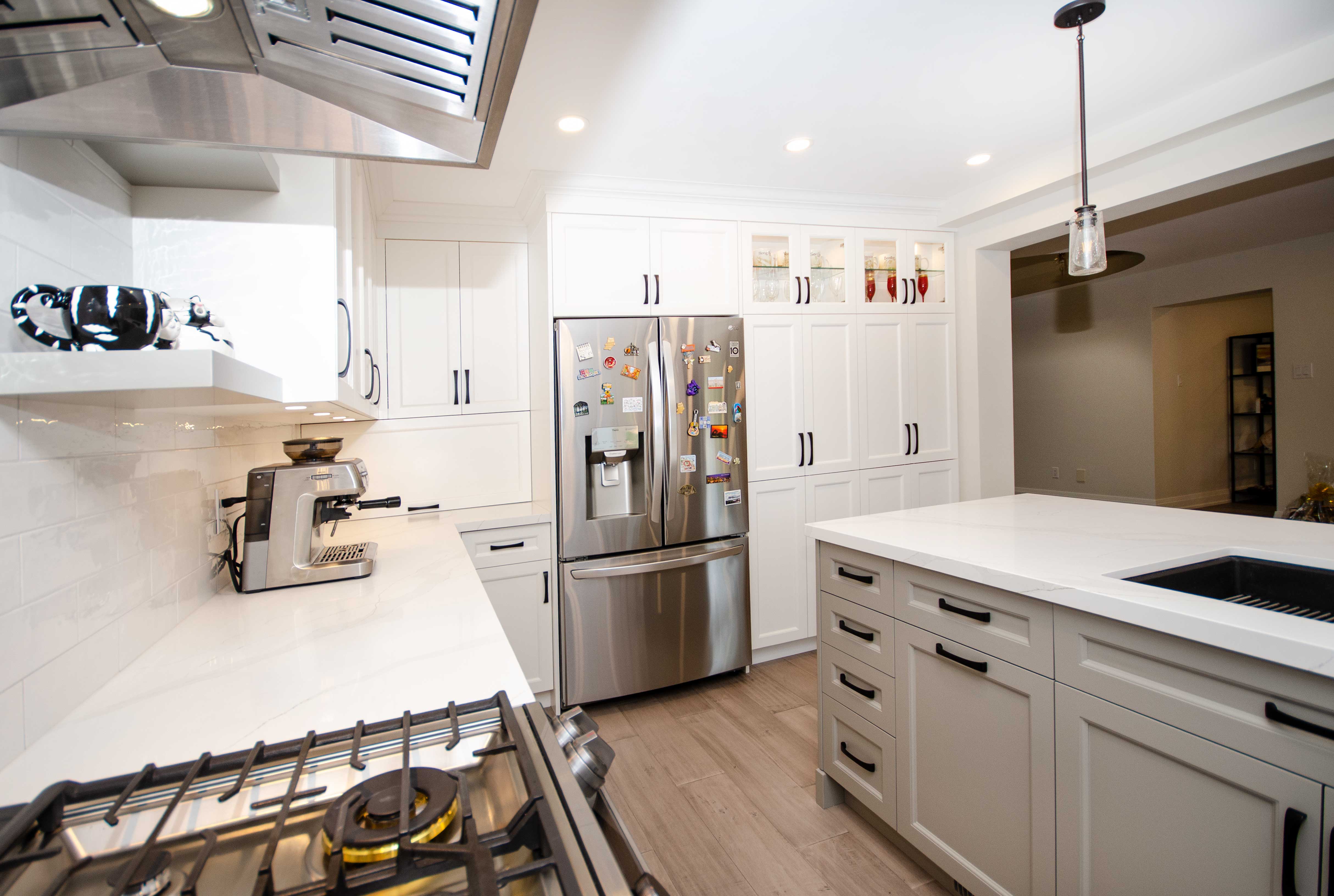 Transitional white kitchen renovation in Pickering