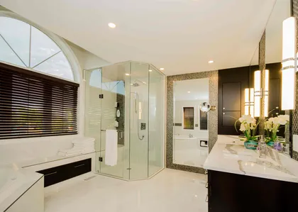 Dramatic Ensuite with Sparkle - Image 9