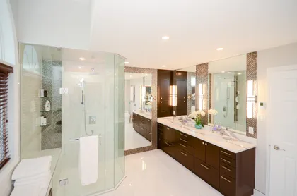 Dramatic Ensuite with Sparkle - Image 1