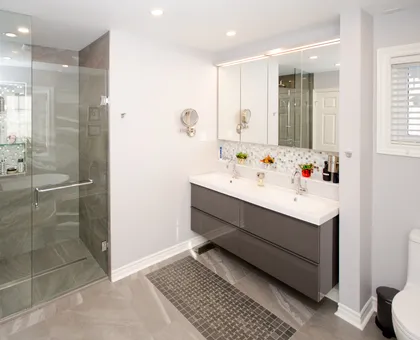 Sunny Grey Ensuite - Image 3
