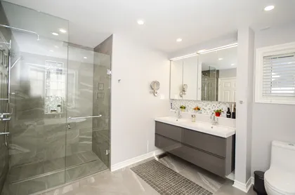 Sunny Grey Ensuite - Image 10