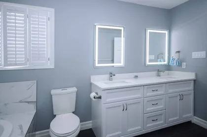 Marble and Black Bathroom - Image 3