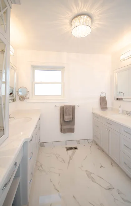 Two Vanity Ensuite - Image 5