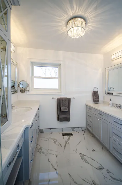 Two Vanity Ensuite - Image 10