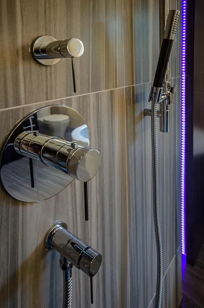 Chromotherapy in Main Bathroom - Image 16