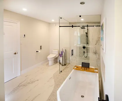 Modern Pickering Ensuite With Laminar Flow Bathtub Filler - Image 2