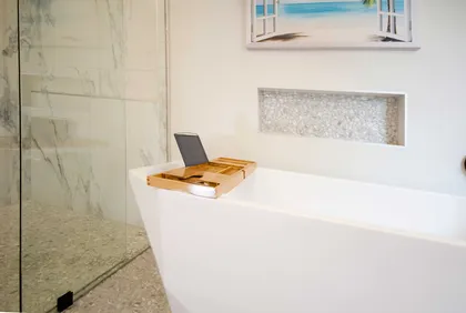 Modern Pickering Ensuite With Laminar Flow Bathtub Filler - Image 6