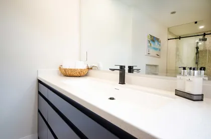 Modern Pickering Ensuite With Laminar Flow Bathtub Filler - Image 11